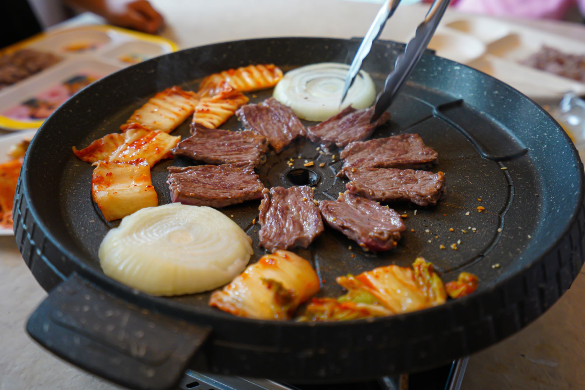 접시에 담긴 생고기